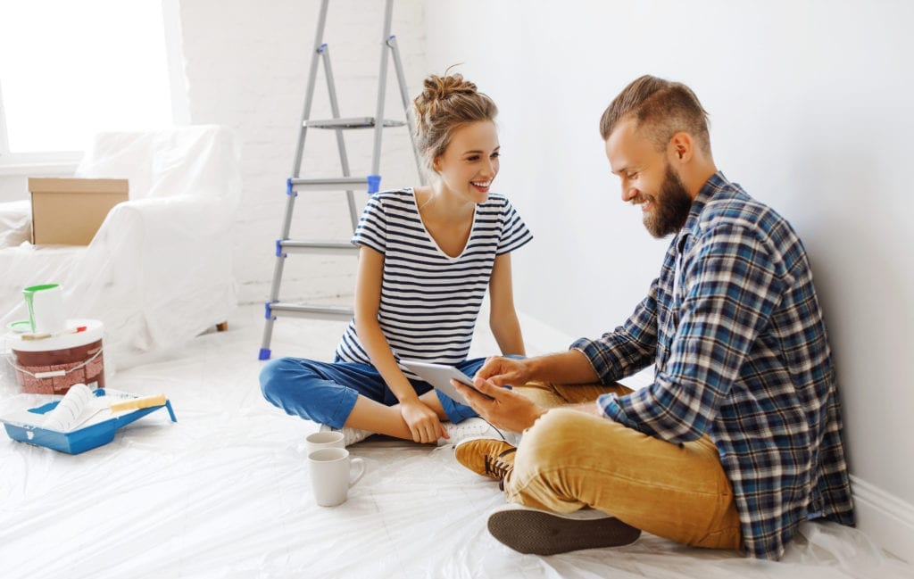 couple qui fait des travaux