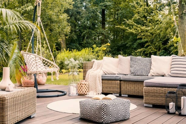 jardin d'une maison avec aménagement de la terrasse cocooning