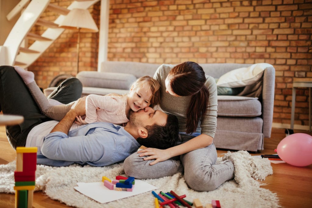 famille qui joue dans le salon